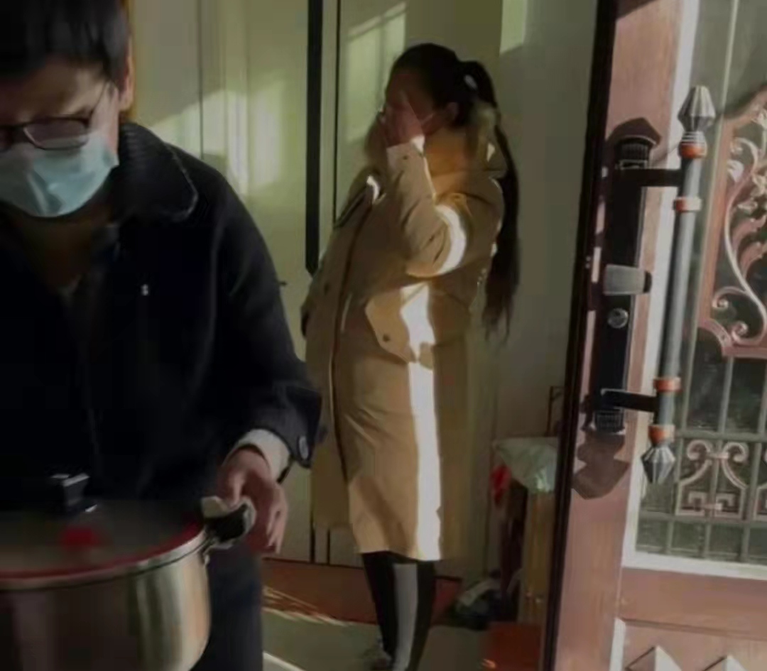 陈亚男|朱小伟收回彩礼后，美女在家门口拉横幅求婚，横幅写着让小伟娶她