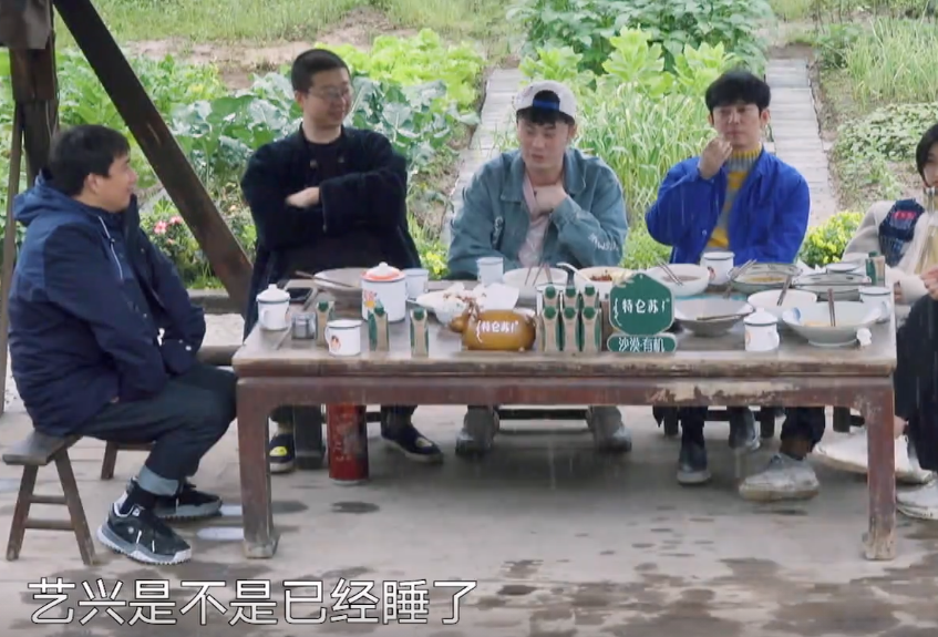 贾晓晨|一泡狗尿，张艺兴、陈赫、张子枫联手扯下了“向往的生活”遮羞布