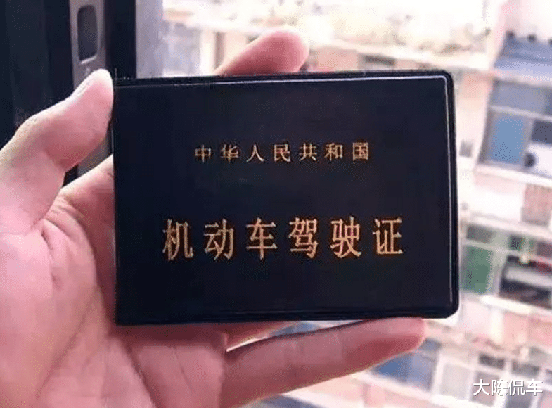 汽车 男孩蹲下系鞋带，被司机碾压，网友：没长眼睛吗？