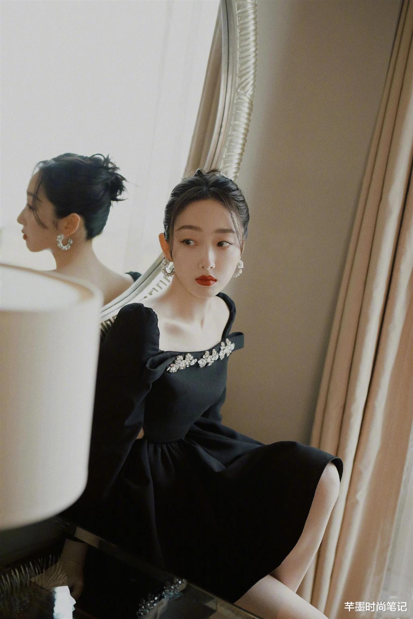 穿衣搭配|蒋梦婕上演穿越风格,穿公主裙手里拿宫廷扇,好有诗情画意