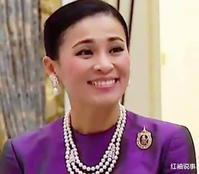 王冠|苏提达令泰王目不转睛，满天星发饰又美又仙，比头戴王冠都惊艳