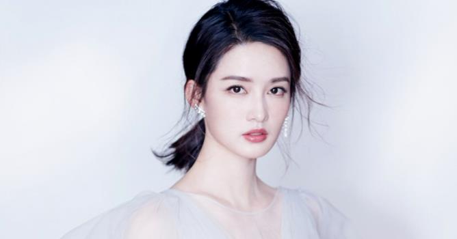 李湘|赵丽颖10年前给李沁做配角，如今李沁给她做配角，网友：完美逆袭