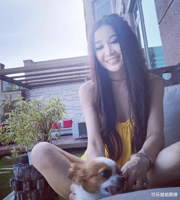 黑色素|温碧霞为什么多年不换发型？当她撩起头发的那一刻，暴露了原因！