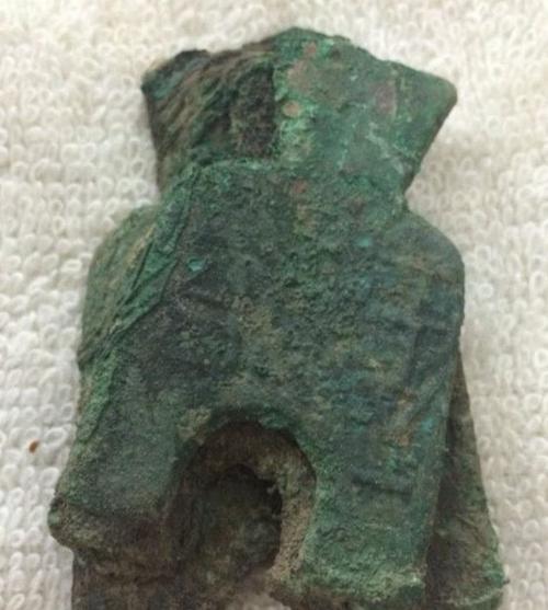 舜网 老汉在山上挖到了一块废铁,想要扔掉,儿子赶紧拦住