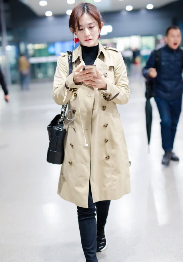 谢娜|谢娜张杰拉手走机场，娜娜胖一圈穿大衣没藏住粗腿，杰哥穿得挺潮