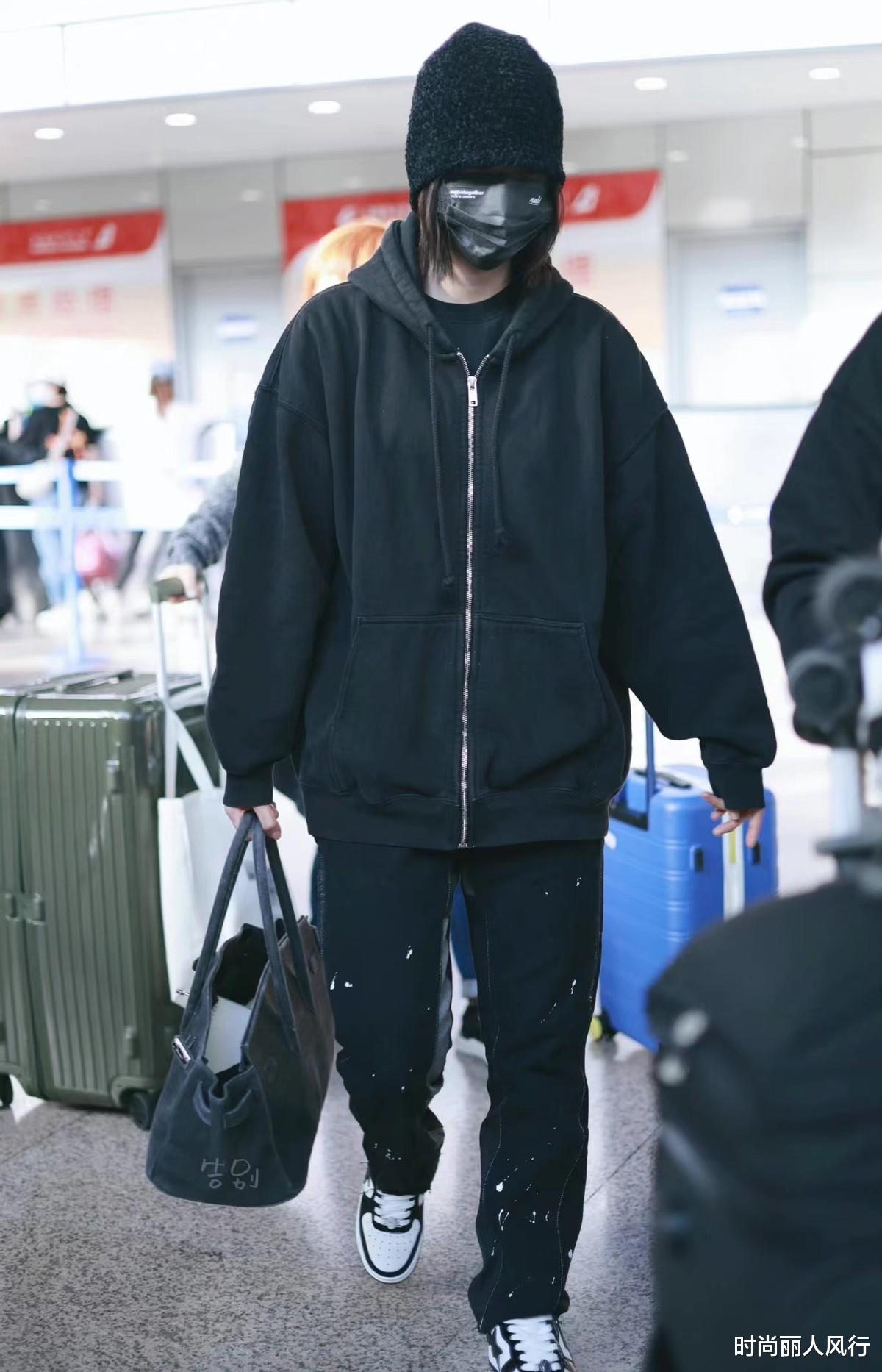 时尚丽人风行 欧阳娜娜化千金妆后再次大火！穿一身黑走机场，靠私服穿搭成宠儿