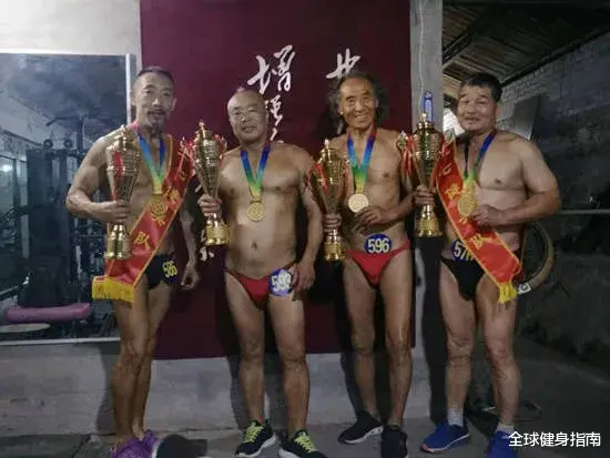 蔡徐坤|蔡徐坤“猛男照”霸屏热搜！肌肉线条引女粉丝舔屏！硬是把我看笑了...