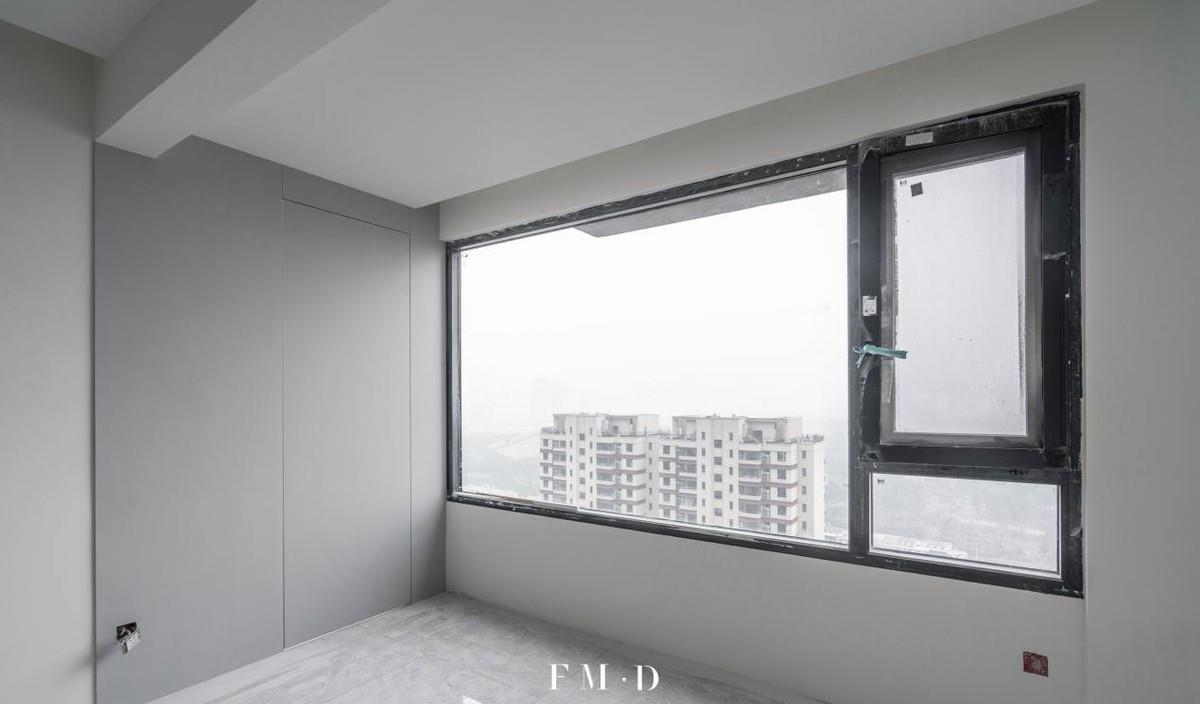 7米多长的大阳台户型,装隐形门藏一半留一半,洗、晒、住3不耽误