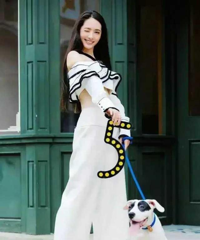 郭碧婷|37岁郭碧婷身穿露脐装遛狗：少女心藏不住，被指“摆拍第一名”