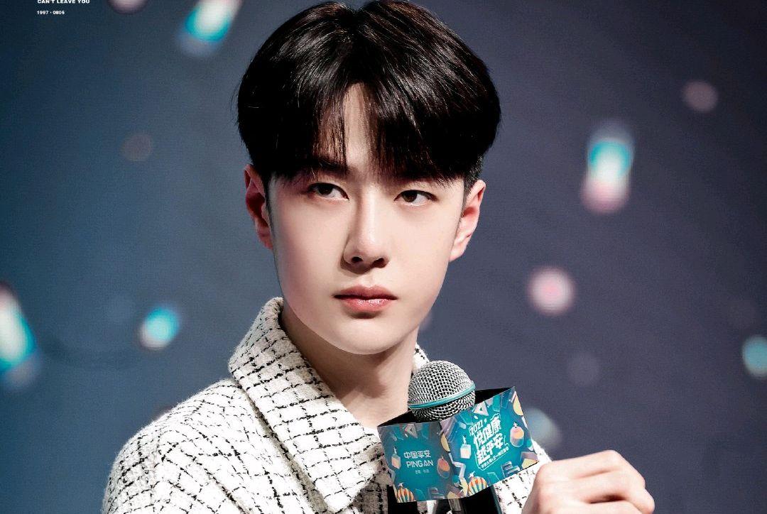 王一博|王一博白色软呢格子衫亮相，现场抽盲盒，却被问得一脸懵