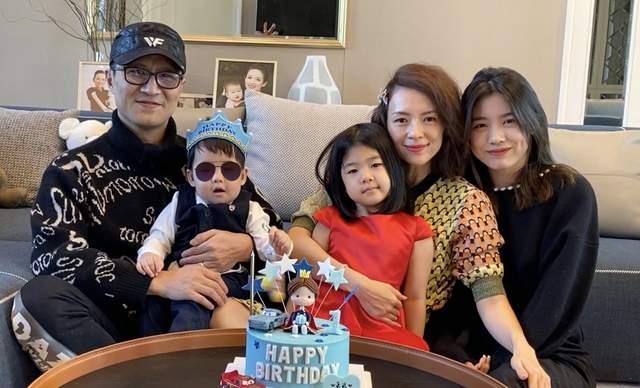 章子怡|章子怡亲手做长寿面为2岁儿子庆生，用萝卜丝拼成年龄超用心