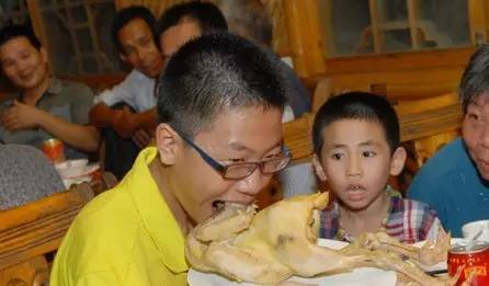 哑铃妈妈|母子俩吃完一碗面,老板直摇头:这妈妈将来能住上养老院就不错了