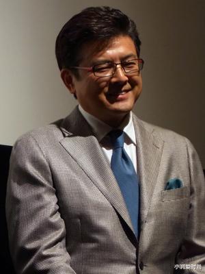 小润爱时尚 69岁三浦友和一点不显老,穿西装打领带谦和儒雅,梳大背头有气场