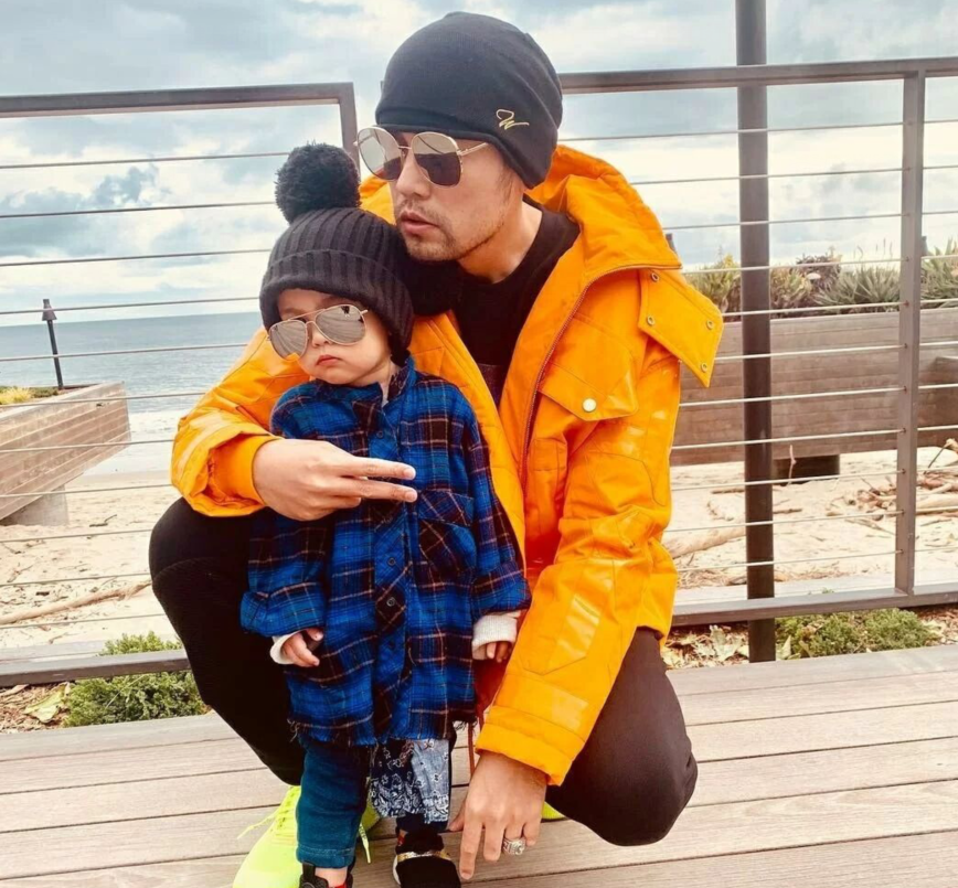 周杰伦|周杰伦被质疑炫富，与妈妈喝74年的红酒，一把椅子价格超300万