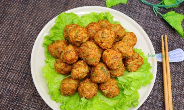 小东妈妈育儿|2根萝卜1碗粉，揉搓成小丸子，炸得香喷喷，一口一个停不下来！