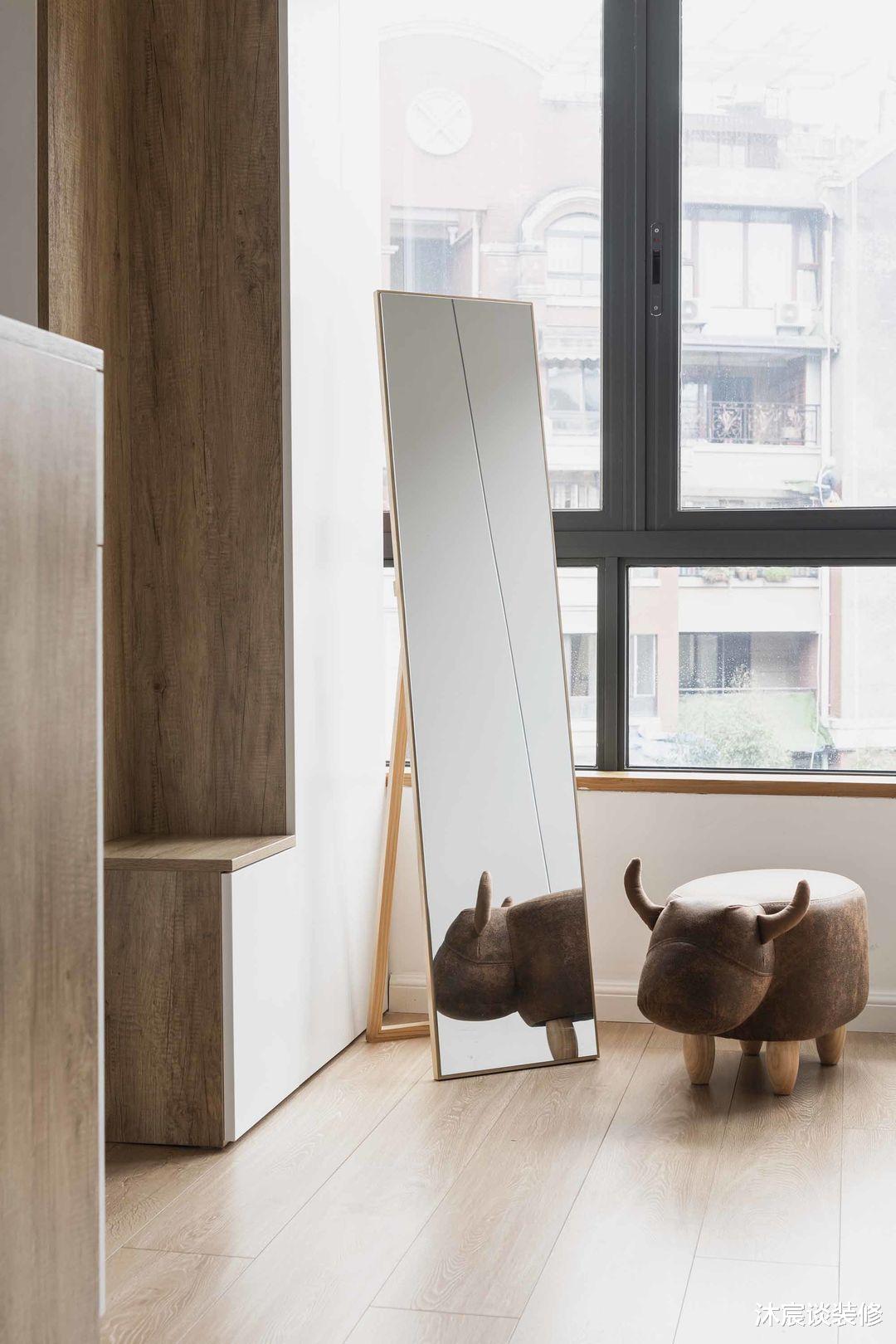 |她在沙发后面“掏洞”造窗,完工后发现太明智了,全屋温暖又自然