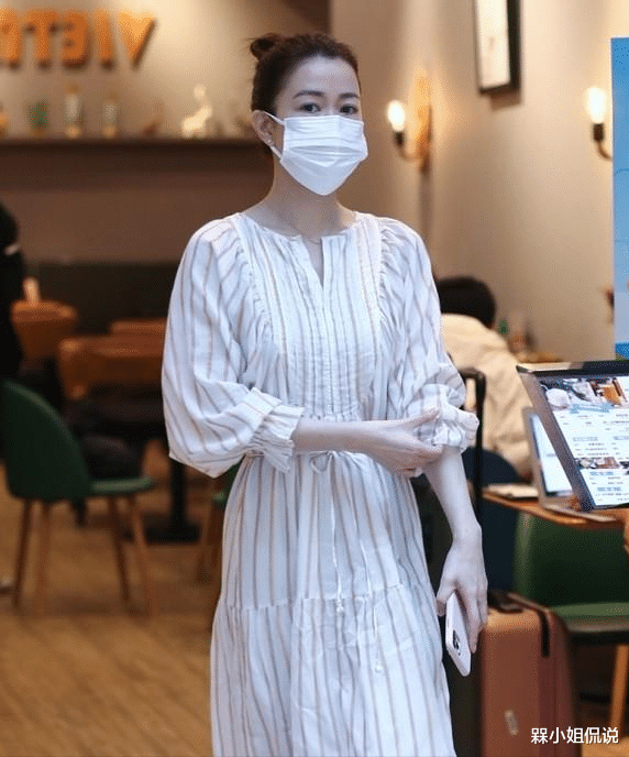 槑小姐侃说|佘诗曼真实在,秀场穿棉服和针织衫让人难懂,身旁吴谨言瘦得吓人