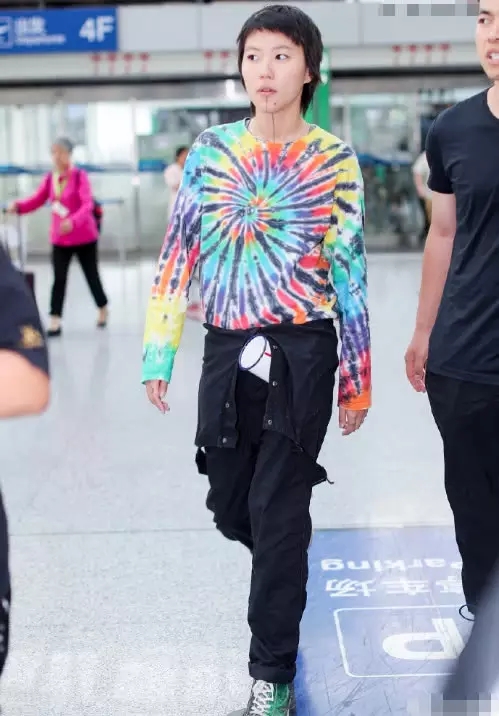 衬衫|窦靖童罕见接长发，穿衬衫解开扣子太随性，长发造型比短发更不羁