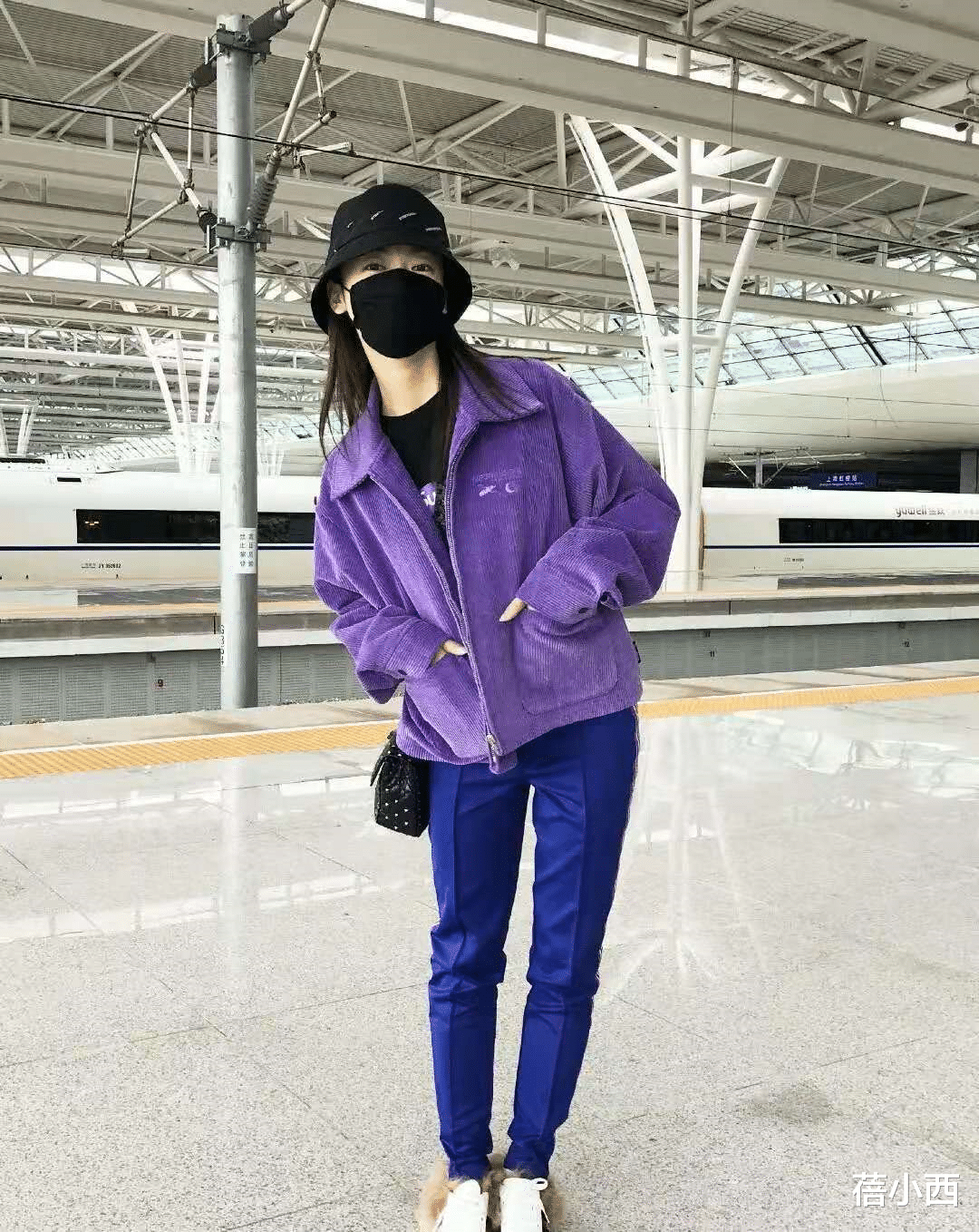 蓓小西 吴谨言好有“心机”，穿不规则单品还要“挖洞”，倒是挺显身材的