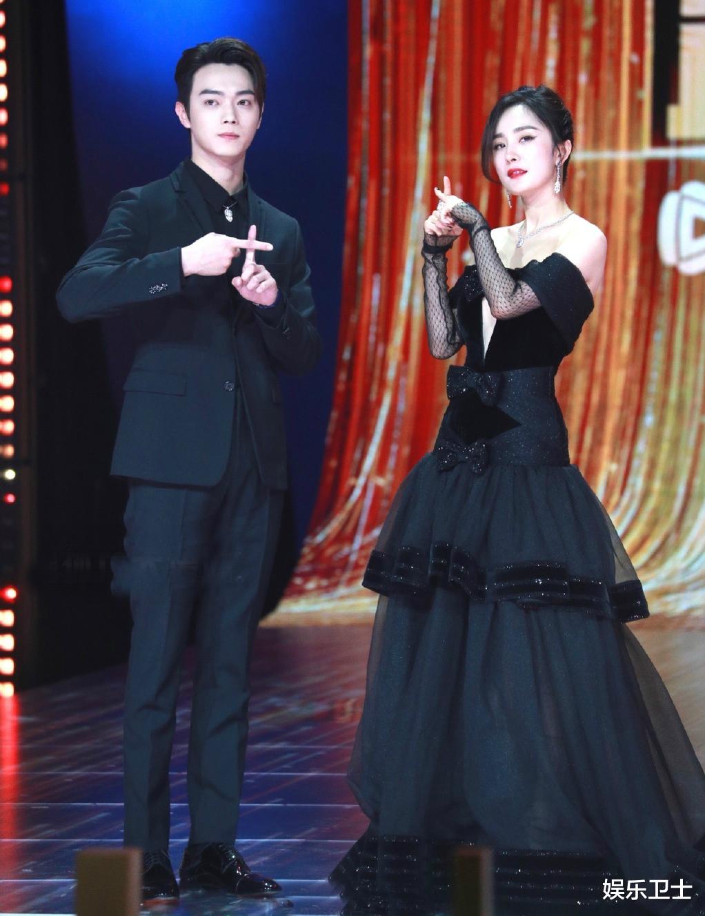 杨幂|杨幂拾光盛典造型好辣，生图美艳首次尝试深V，签名笔写不出字反应好憨