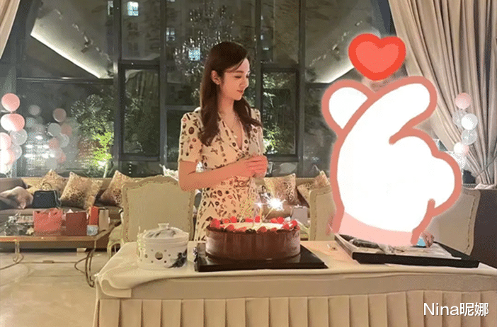 碟中谍7|王晓晨深夜庆生，穿印花裙踩红鞋众星成背景板，1楼10层蛋糕太奢侈