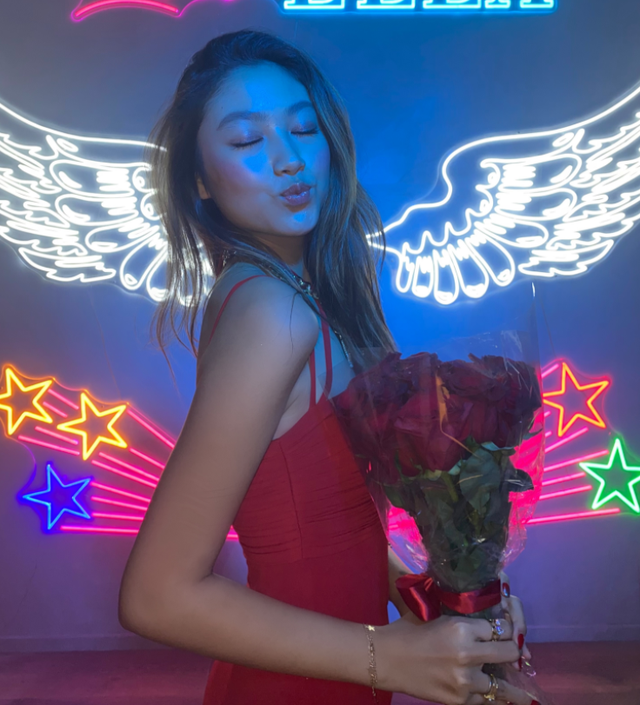 王祖贤|任达华17岁女儿晒照庆生！穿吊带红裙身材火辣，闭眼嘟嘴手拿鲜花