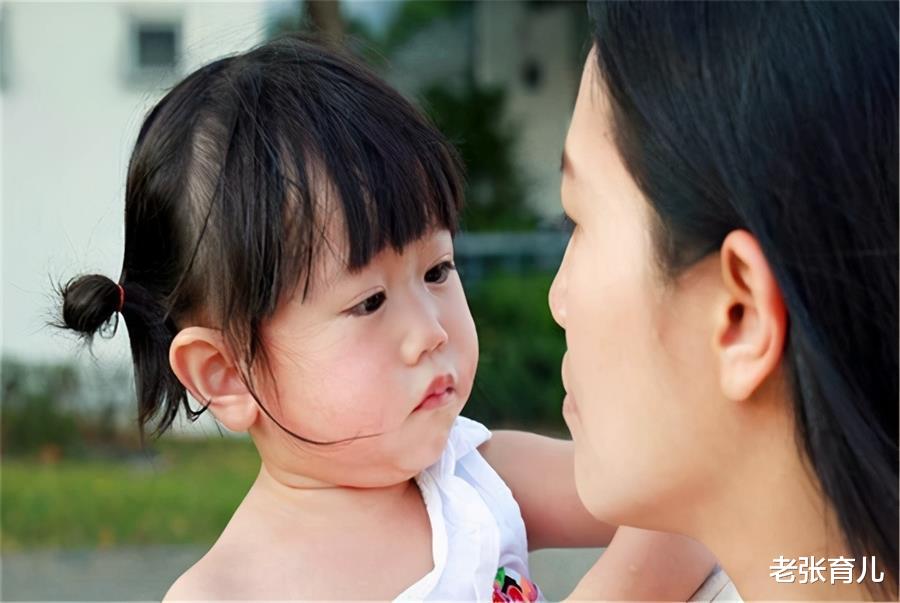 老张育儿|孩子挨骂后，习惯性往妈妈怀里钻，“求抱抱”的背后隐藏着什么？