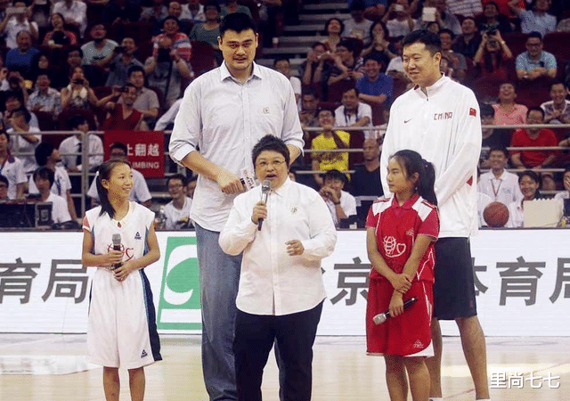 姚明|姚明一家三口外出,10岁女儿鞋似40码儿童背包好迷你,仪态超像爸