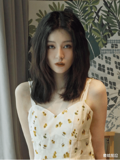 |乔欣碎花裙配纯欲妆，可爱撩人像小野猫，纯欲妆容要掌握这些技巧