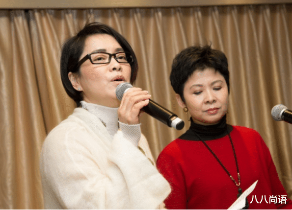 毛阿敏|58岁毛阿敏近照，穿黑色运动装素颜五官像路人