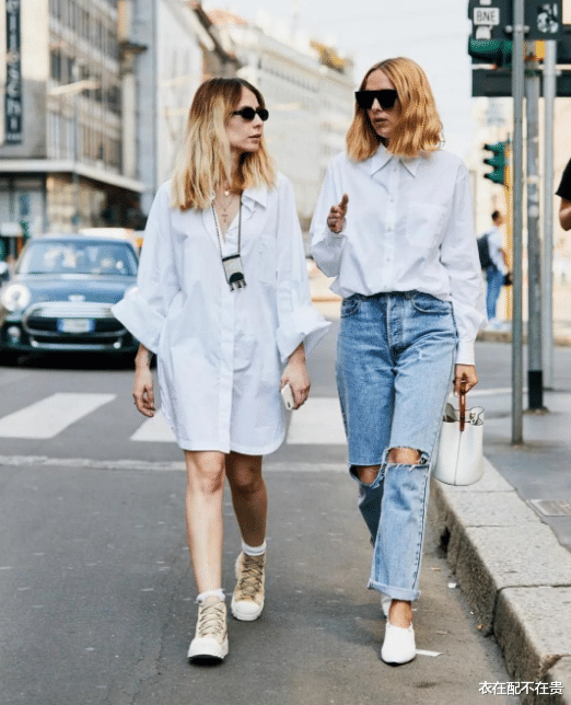 衣在配不在贵|49岁洪欣没有“阿姨感”，衬衫的颜色选的很妥当，看着更像小姑娘