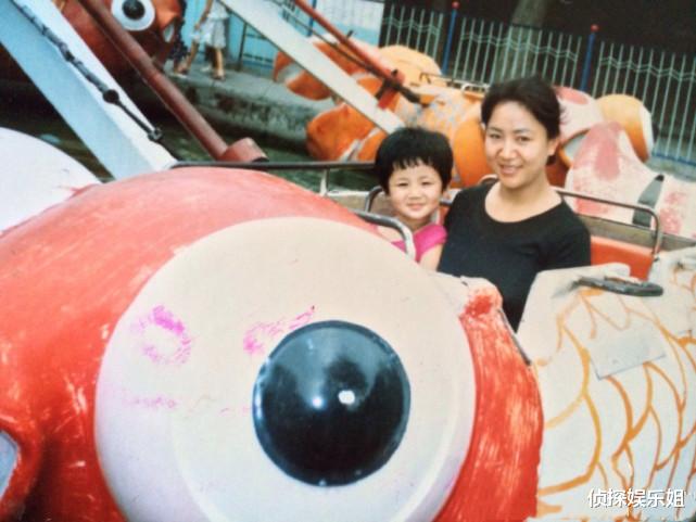 杨紫|杨紫晒妈妈气质美照甜喊贵妇，杨妈妈穿长裙优雅端庄，星范超足