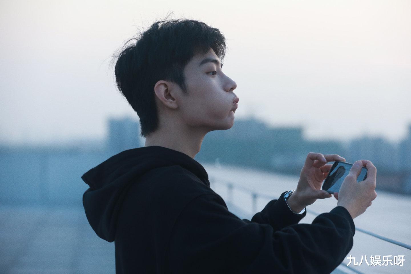 肖战 工作室更新：日常又见肖战！“小飞侠”拍出氛围感“神图”