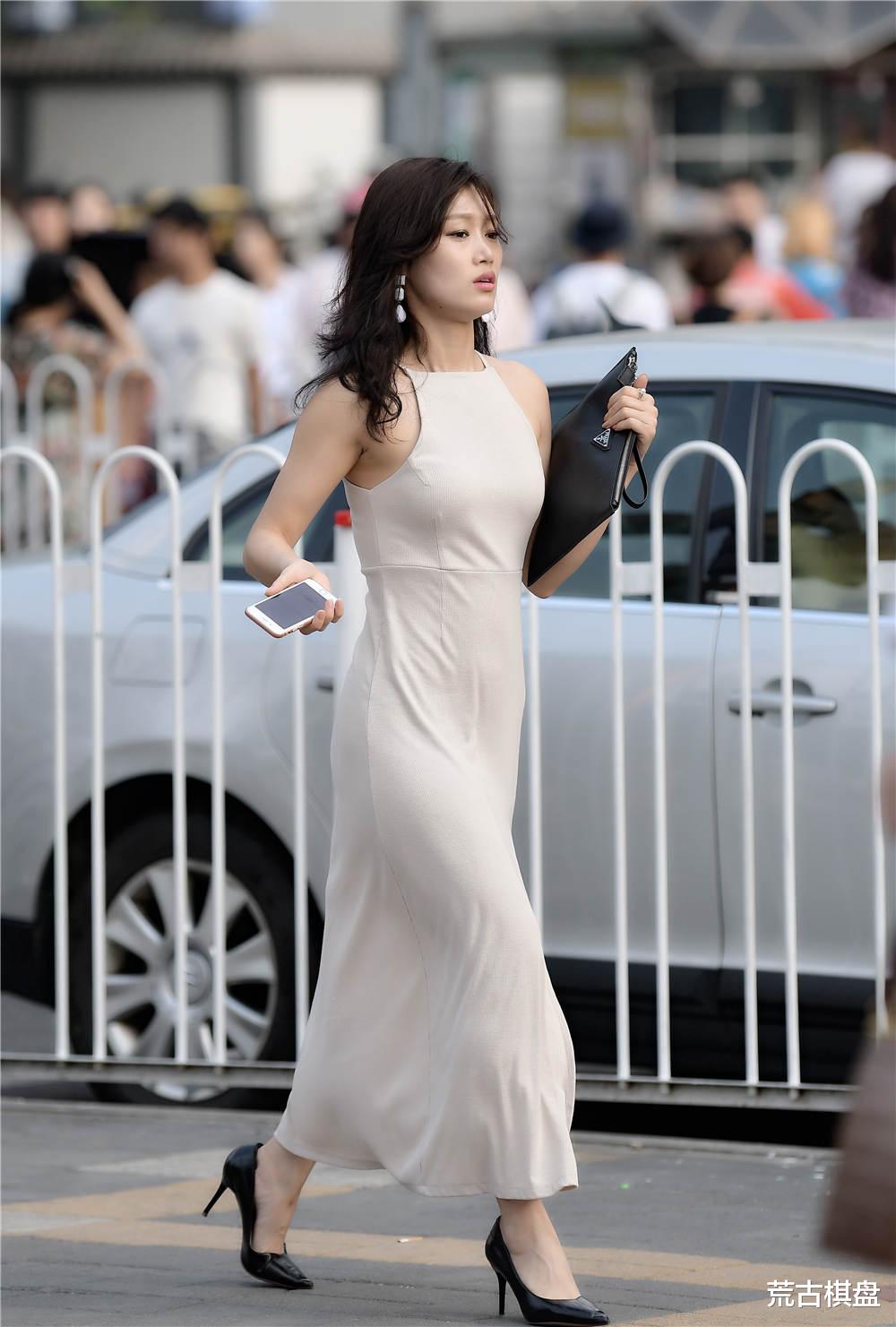 荒古棋盘|修身连衣长裙,还是搭配尖头细跟鞋,细跟高一些会更好