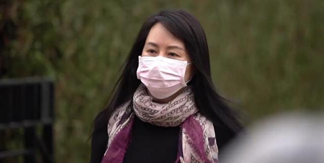 孟晚舟|没有老公陪伴，孟晚舟独自优雅！穿黑裙露大腿，还戴丝巾凹造型