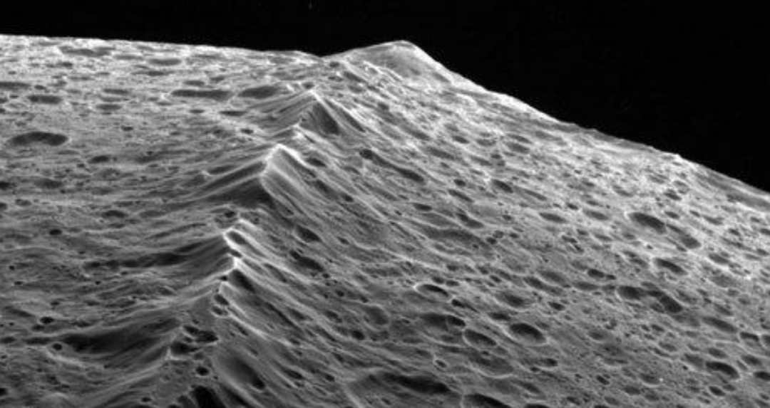 土星 是废弃的飞船？13亿千米外，一星球表面有长达1300公里“焊缝”