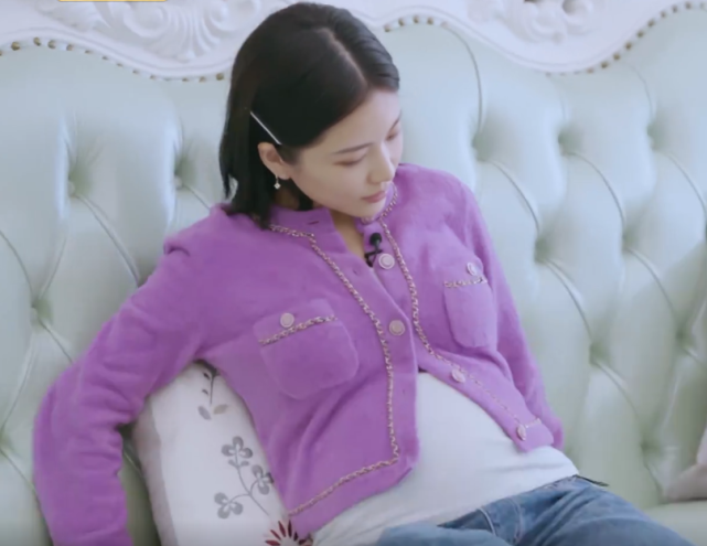 杜淳|杜淳老婆忘了有镜头，坐沙发上谁注意她手在摸哪？难怪老公总不耐烦她！