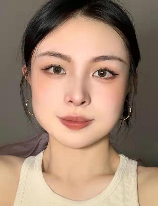 发型 方脸型最好别乱选发型，显老更显脸大，这几种发型显脸小还减龄