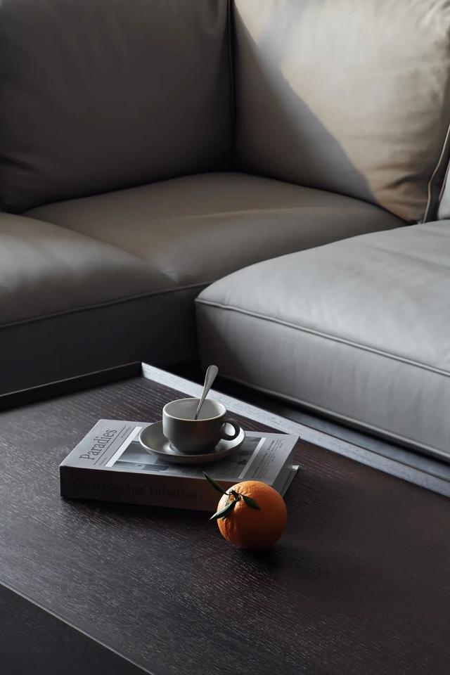 101㎡现代简约，黑白灰+原木质，时尚优雅又舒适