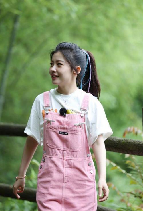 刘晓庆|刘晓庆穿粉色T恤配长裤亮相，68岁还穿得像少女，日子过得真不错