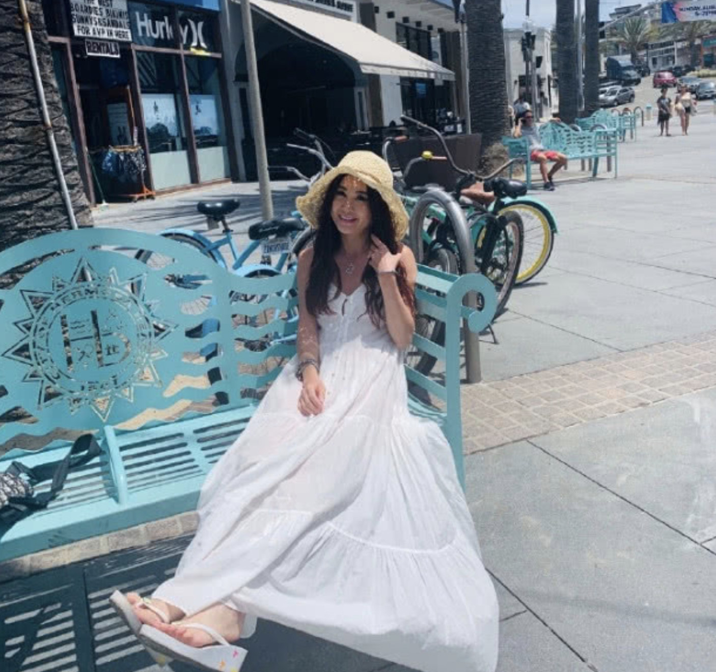 温碧霞|温碧霞一家三口同框，穿吊带裙与老公亲吻好甜，儿子和爸长一个样