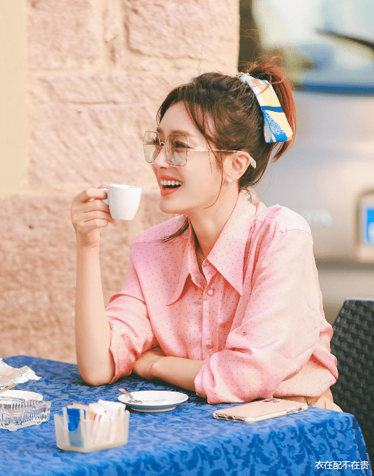 秦岚|42岁秦岚才是装嫩高手,丝巾绑头上做发带,配波点衬衫穿出法式感