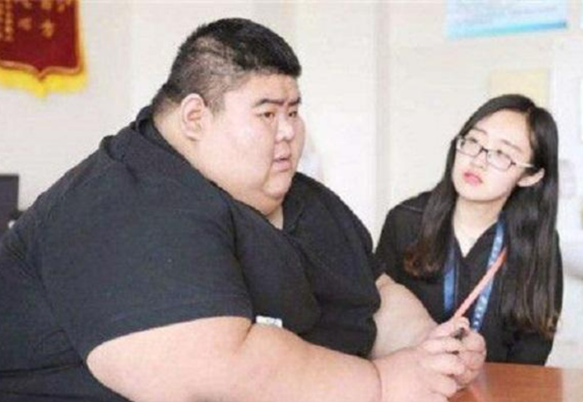 穿衣搭配 他号称中国第一胖！为了爱情一年减掉400斤，现状却让人羡慕