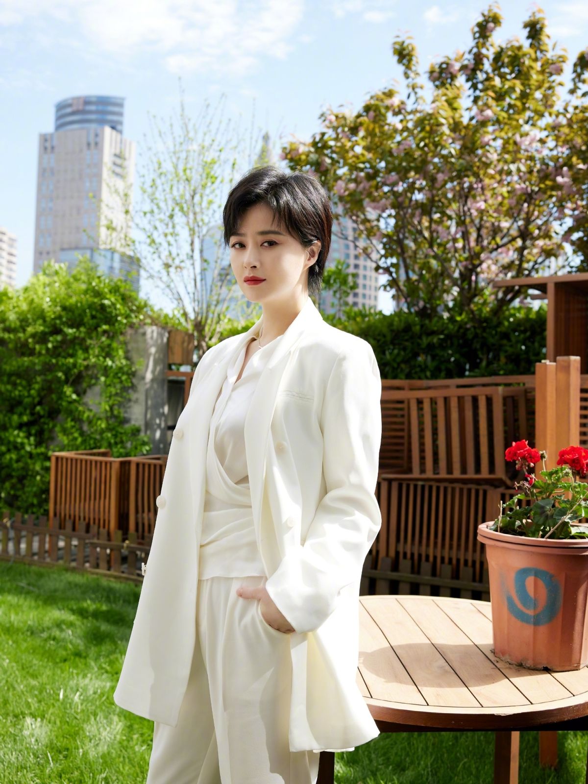 木耳|长发蒋欣梦回“欢乐颂” 与杨紫重聚上综艺，路透穿搭太高级