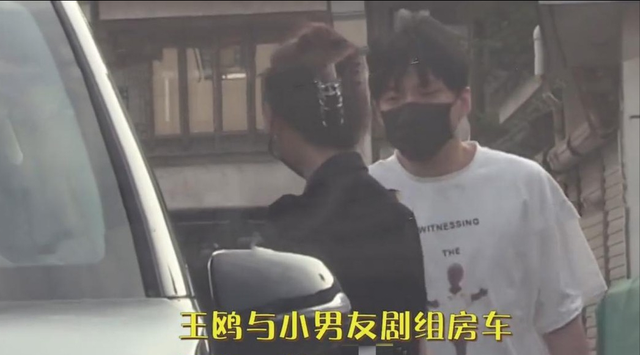 王鸥|王鸥何九华发糖，不光用情侣手机壳，还将对方名字刻在手机壳上