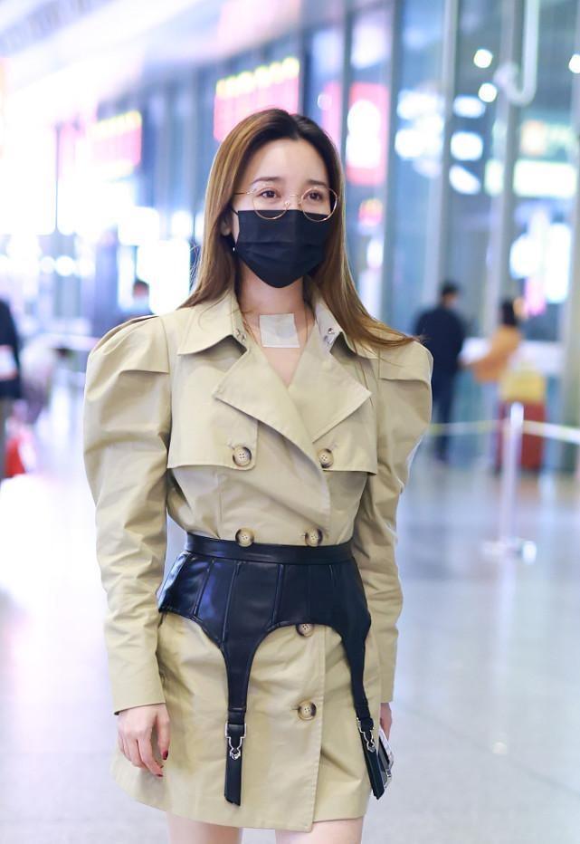 美小凡 风衣太简约,还配一条塑腰封,金莎的穿搭好有个性啊!