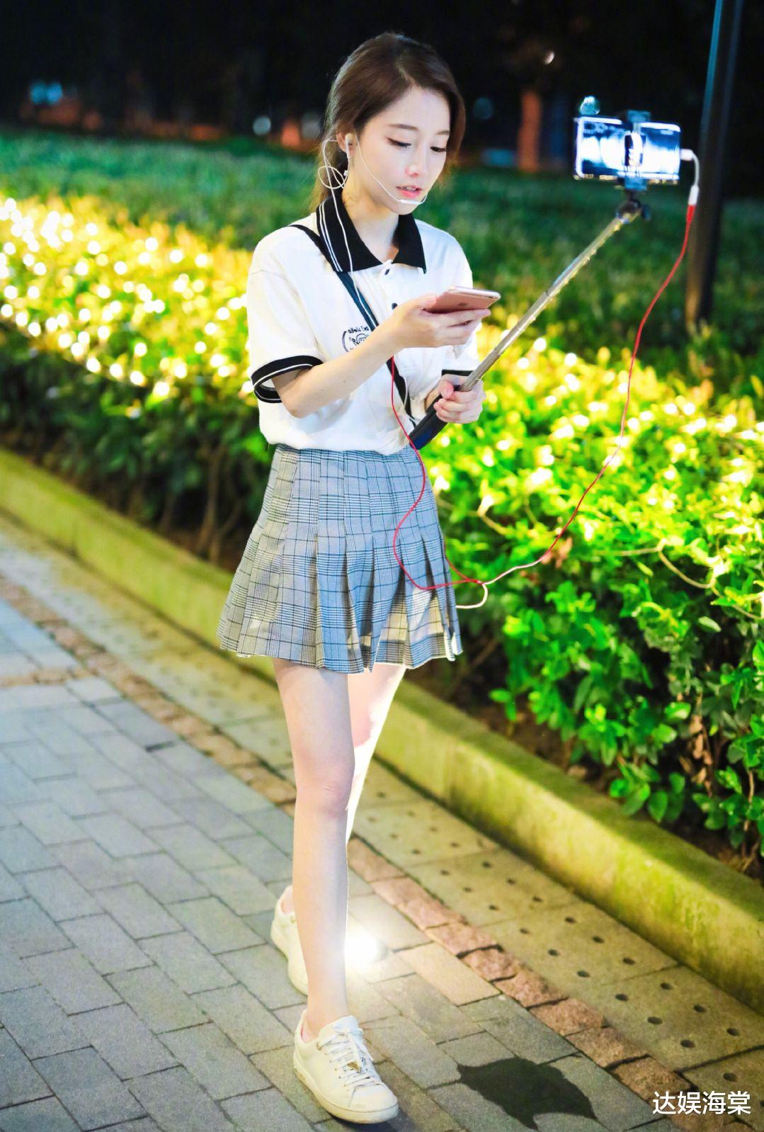 冯提莫|冯提莫真会穿，圣诞麋鹿套装火辣性感，线下签售会白裙穿搭更吸睛