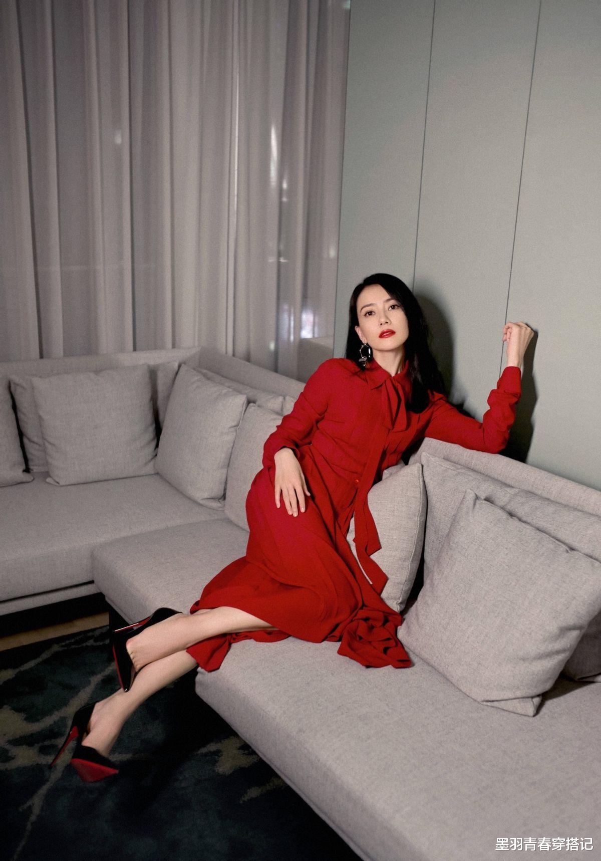 墨羽青春穿搭记|高圆圆的气质不得不服，白上衣配缎面裙，戴个草帽温婉大气好养眼