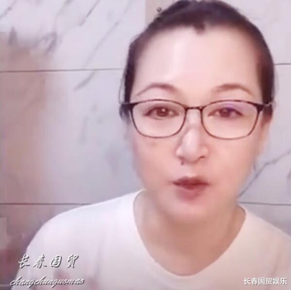 赵本山|赵本山56岁妻子近照曝光，素颜出镜端庄优雅气质佳