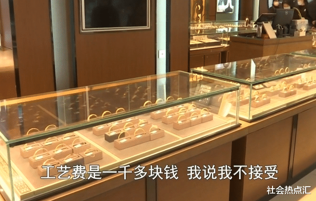 一万六买的金手镯,女子戴3天就褪色!专柜:退货自己承担折旧费